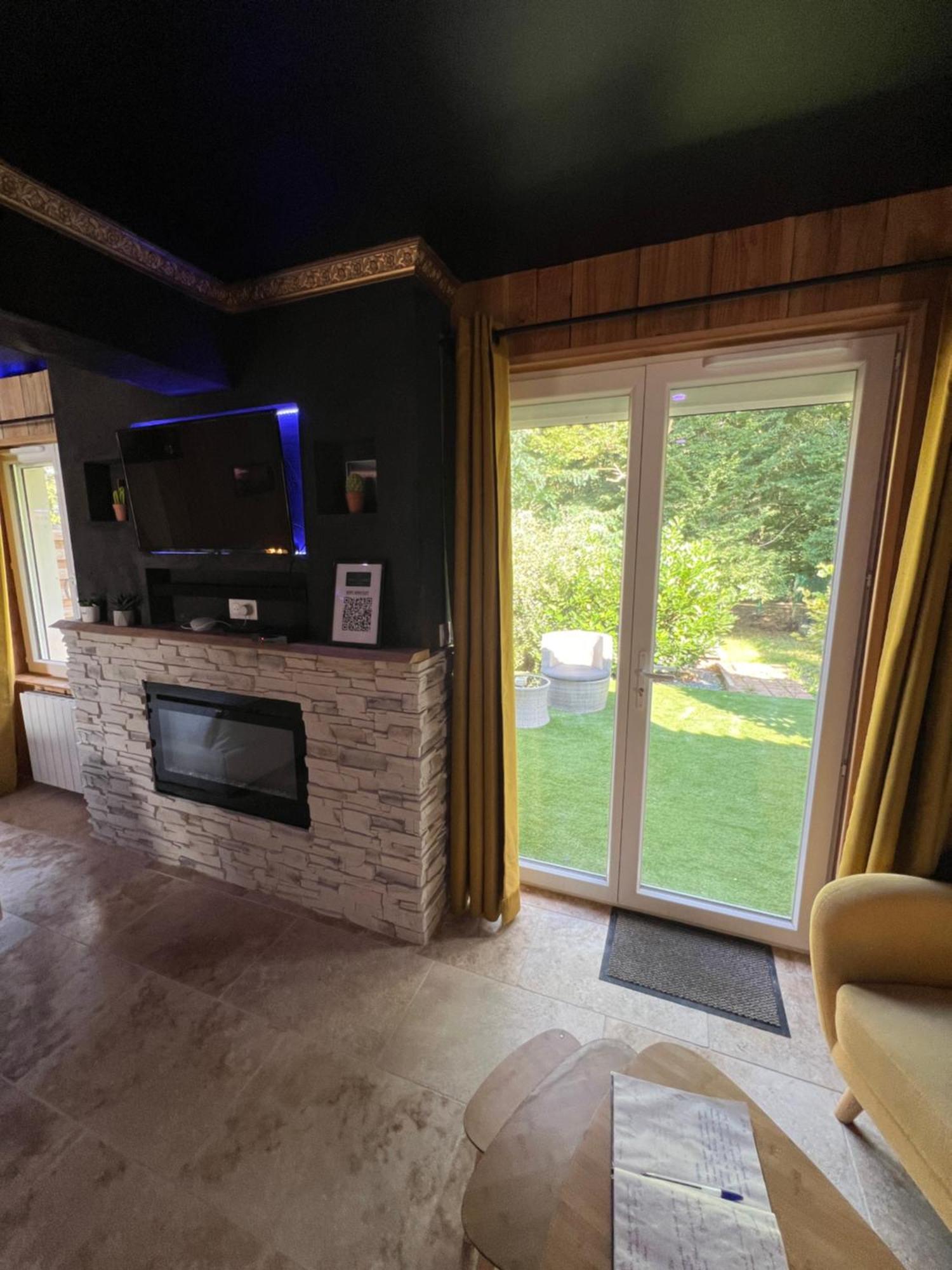 Le Lodge des Charmes 5 étoiles Leves Esterno foto